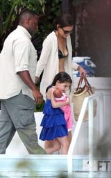 组图：克鲁斯爱女苏瑞游水出水芙蓉 凯蒂暴瘦