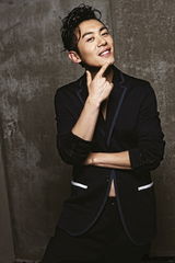 组图：朱亚文最新时尚写真曝光 硬汉变身雅痞