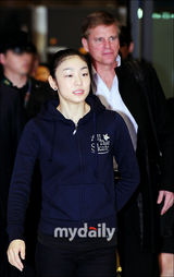 组图：金妍儿2日上午返韩 粉丝热情接机