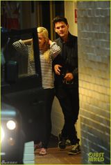 埃利-古尔丁与小男友秀恩爱 街头深情拥吻(图)