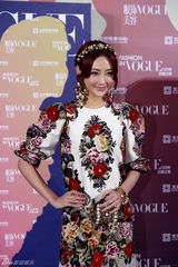 组图：林鹏巴洛克风情亮相VOGUE盛典