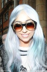 组图：Lady Gaga银色长发波浪长袍造型依旧犀利