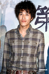 幻灯图：桂纶镁为新片造势 承诺票房创新高穿比基尼