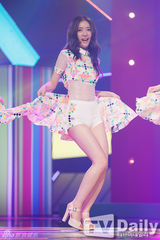 组图：SISTAR《MCountdown》夺冠 女团齐拼大腿