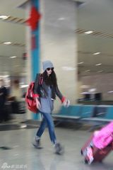 组图：小宋佳休闲装扮现身机场夹克搭配牛仔裤