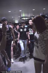 组图：李宇春现身机场粉丝包围 人气过高警察出动