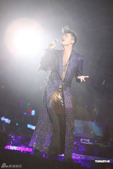 组图：钟汉良演唱会造型百变 献唱众多经典快歌