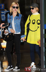 组图：韩众星结束美国公演回国 素颜轻装亮相机场