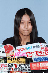 高清图：陈嘉桓素颜出席记者会交代被骚扰事件