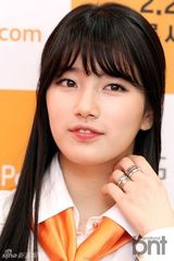 组图：韩团missA秀智戴橙领巾当一日店长