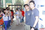 组图：余文乐周柏豪力证兄弟情 领军球队办展览
