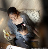 组图：蔡少芬携双女返港 行李超重逼疯辣妈