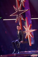 组图：古惑仔五子开唱显本色 伊健小春示爱太太