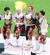 组图：刘在锡朴明秀等担任足球比赛啦啦队