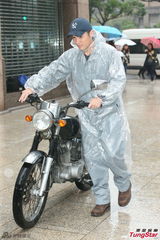 组图：范逸臣湿身拍MV 卜学亮送天心写真集慰劳