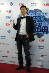 幻灯：甄子丹不慎弄坏奖杯分两半 拼好还原显得意