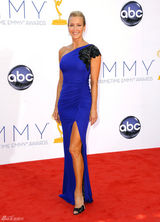 组图：艾美奖红毯 劳拉-斯宾塞蓝色单肩礼服