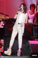 组图：黄韵玲香港开唱大方露背 赞杨千嬅够义气