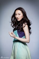 组图：舒砚清新气质大片 花裙如春风拂面