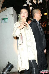 组图：梁朝伟刘嘉玲挽手出席张震婚礼秀恩爱