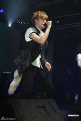 组图：八三夭开唱阿信站台 欲学谢和弦微博放料