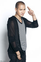 组图：何晟铭写真化身上海滩大亨酷帅有型