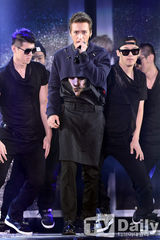 组图：韩团BEAST时隔1年回归开唱 献新曲首舞台