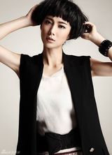 组图：王珂写真玩中性风 黑白装帅气十足电眼媚