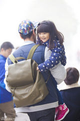 组图：《爸爸去哪儿》换爸 Angela开心跟张亮