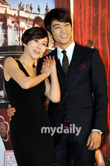 组图：宋承宪宣传《我的公主》 金泰熙公主扮相迷人