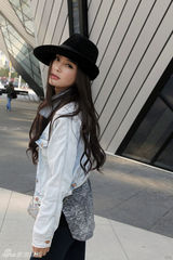 组图：秦岚多伦多街拍 牛仔礼帽造型俏皮动人