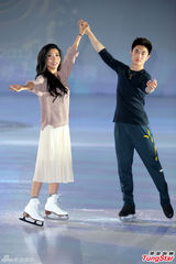 组图：曲婉婷与小将合作秀滑冰演出
