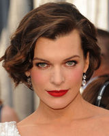 高清组图：奥斯卡红毯米拉-乔沃维奇红唇秀香肩