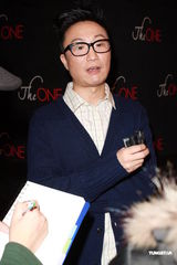 组图：郑中基为女儿变顾家 梁咏琪拍戏考虑老公感受