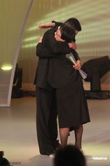 组图：香港艺术发展颁奖礼举办 周润发拥许鞍华