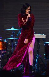 组图：杰西-J双开衩红裙PK凯莉-米洛