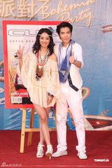 组图：蔡依林萧敬腾出席代言活动 雨中激情献唱