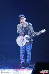 组图：周杰伦开个唱大秀人鱼线 张智霖同台助阵