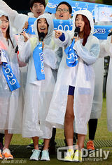 组图：韩团SISTAR冒雨出席活动宣传献爱心