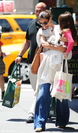 组图：凯蒂爱女慈母情怀 小苏瑞情绪低落避镜头