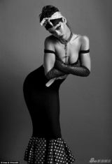 组图：蕾哈娜撅臀风骚遮胸 破洞衫性感露半乳