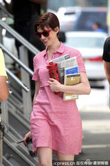 组图：安妮海瑟薇粉裙现身片场 短发俏丽似赫本