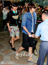 组图：f(x)等飞赴日本 东方神起遭围堵