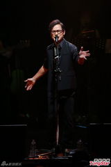 组图：罗大佑登台献唱经典 歌迷如痴如醉