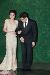 组图：晶刚香港婚宴 郭晶晶坠钻礼服挽霍启刚亮相