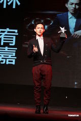 组图：林俊杰获票选人气男艺人 谢谢周杰伦相挺