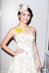 组图：吴千语首走婚纱秀坦言享受浪漫气氛