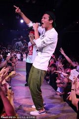 组图：陈冠希义乌夜店吸金50万卖力演出