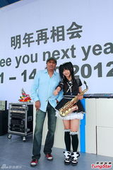 组图：许雅涵助阵上海某乐器展再显萌风