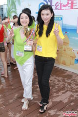 组图：白云梁政钰湿身抛胸大秀事业线